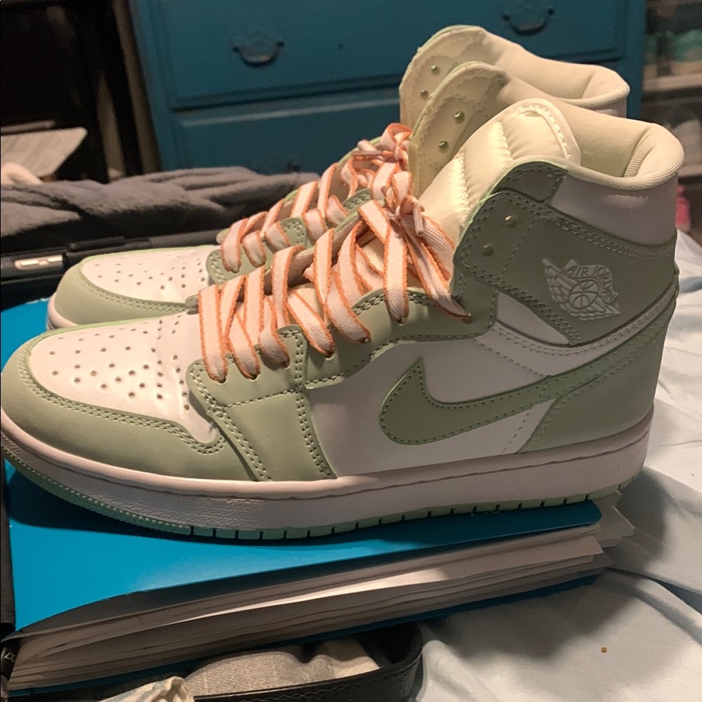 Nike Women's Retro Jordan one high  size 7.5- Mint Green and White like NEW